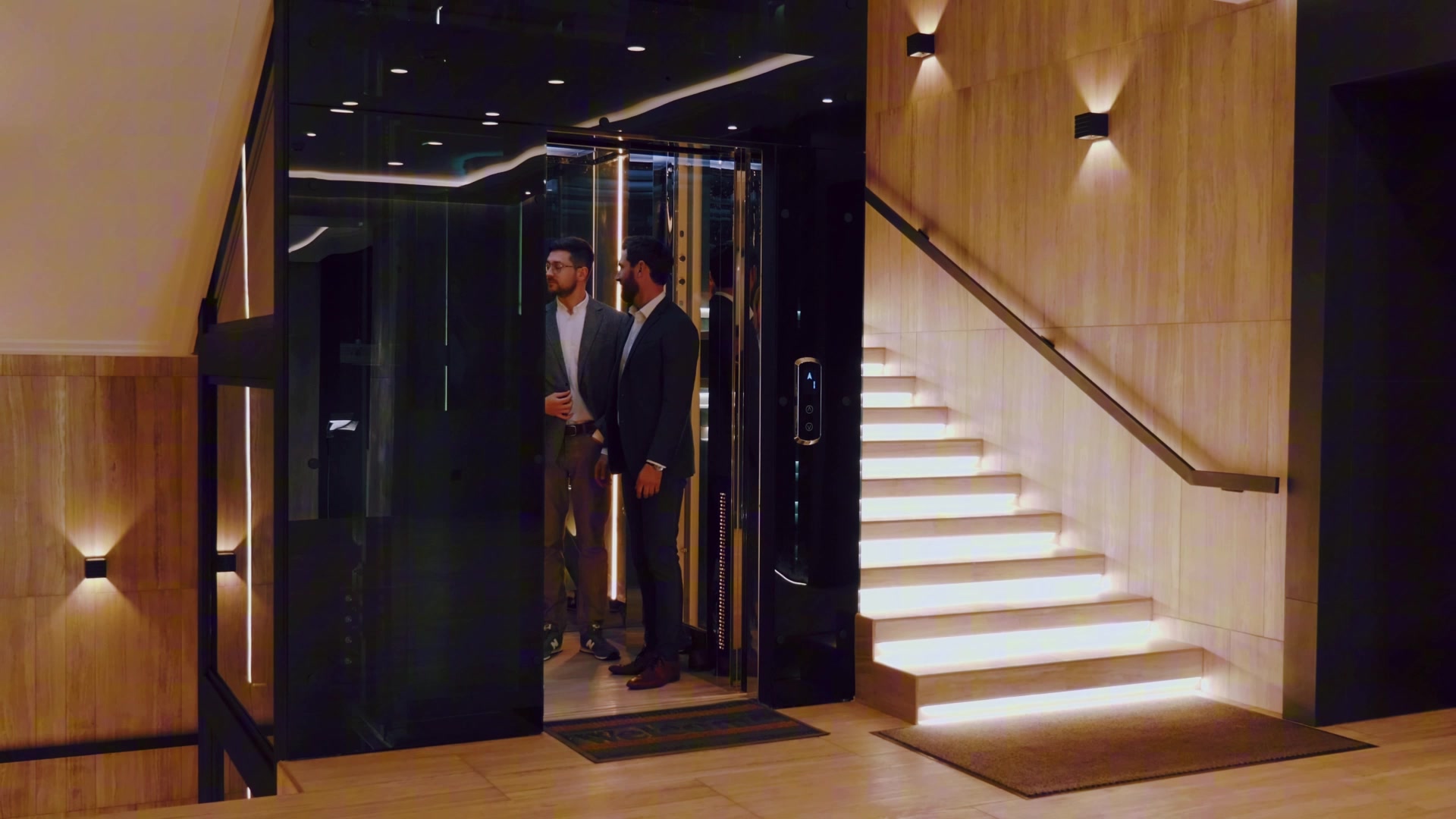 Elevador integrado a um ambiente residencial contemporâneo